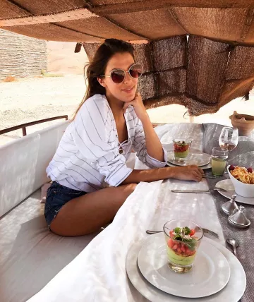 The jean shorts dark blue Iris Mittenaere on the account Instagram of @irismittenaeremf