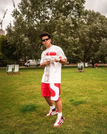 Supreme S Logo Short Red sur le compte Instagram de @aripetrou