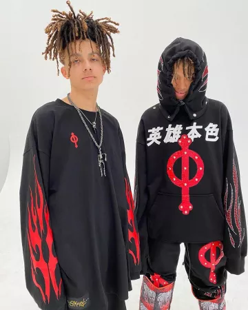 Le sweatshirt à capuche Kindness killz sur le compte Instagram de @skoot_apparel