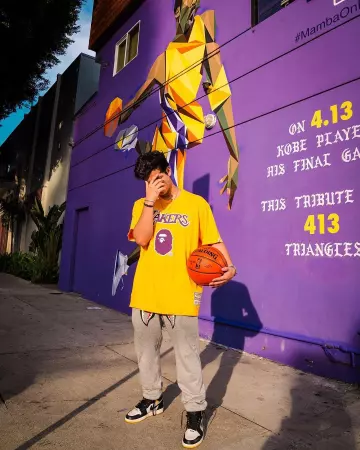 BAPE x Mitchell & Ness Lakers Tee Yellow sur le compte Instagram de @aripetrou