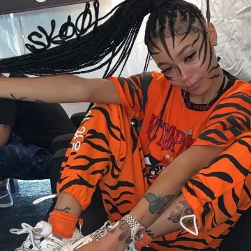 Le pantalon de survêtement Tiger orange tigré sur le compte Instagram de @skoot_apparel