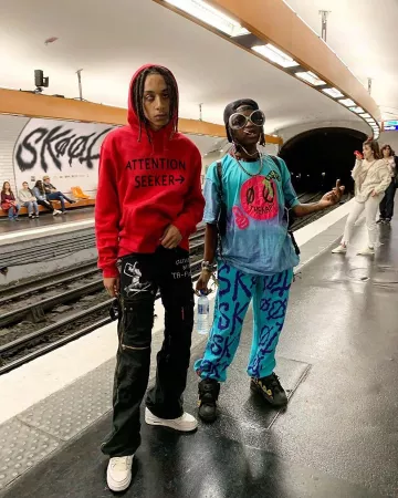 Le pantalon de survêtement imprimé Skoot sur le compte Instagram de @skoot_apparel