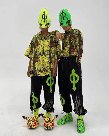 Les chaussons Skoot Pikachu Punk "I Choose You Slippers" sur le compte Instagram de @skoot_apparel