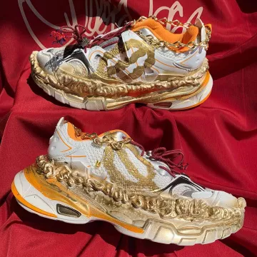 Les sneakers Skoot 2Chainz Gold sur le compte Instagram de @skoot_apparel