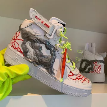 La paire de sneakers Thugly AF White sur le compte Instagram de @skoot_apparel