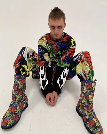 Les bottines Skoot UGG-Ly portées par un mannequin sur le compte Instagram de @skoot_apparel