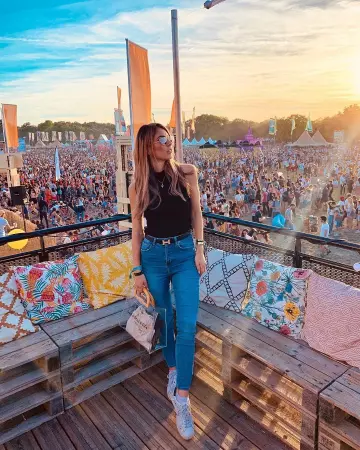 La ceinture à la boucle doré qui se clips d'Eva Colas sur le compte Instagram de @evacolasoff