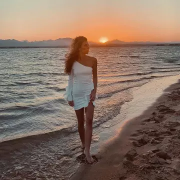 La robe blanche moulante, one shoulder d'Eva Colas sur le compte Instagram de @evacolasoff