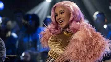 Pink fuzzy scarf of Herself - Judge unknown episodes (Cardi B) in Rhythm + Flow (S01E05)