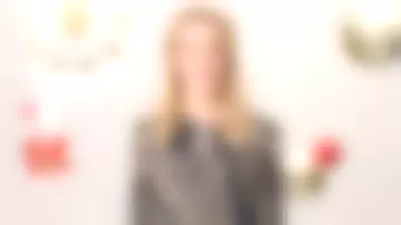 The printed dress of Sidonie Bonnec in between The two pubs of france 2