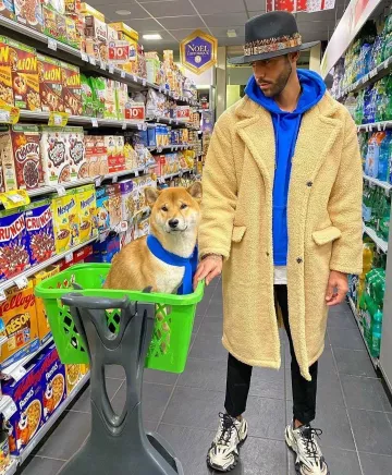 el par de zapatillas grises blancas de @chouchane en la cuenta de Instagram de @caminotv