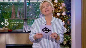 Camisa a rayas azules y blancas de Anne-Élisabeth Lemoine en C à vous