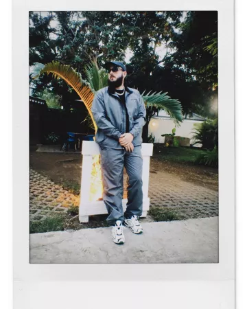 Les sneakers blanches et noires à rayures verets portées par Caballero sur le compte Instagram de @caballerobxl