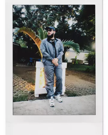 Sneakers white and black striped verets worn by Caballero on the account Instagram of @caballerobxl