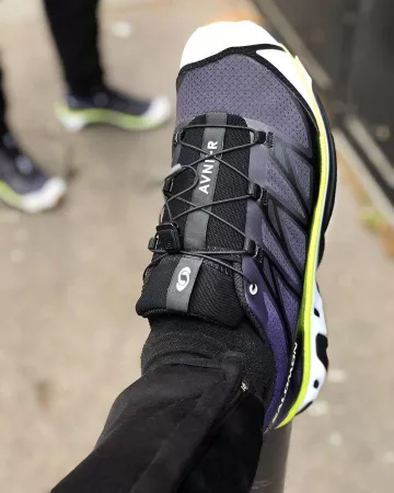 Las zapatillas azules salomon avnier que lleva Orelsan en la cuenta de Instagram de @orelsan