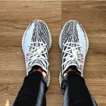 Yeezy 350 V2 zebra sur le compte Instagram de @mrpreorders