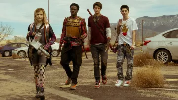 Las zapatillas blancas y rojas de Josh Wheeler (Colin Ford) en Daybreak
