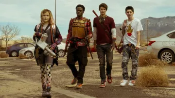 Las zapatillas grises y rojas de Josh Wheeler (Colin Ford) en Daybreak (S01E01)