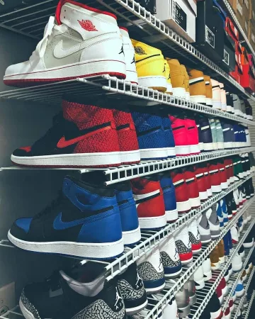 Jordan 1 Retro Noir Royal Blue (2001) en la cuenta de Instagram de @yeezywaveofficial