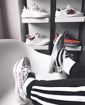 Yeezy 350 V2 zebra en la cuenta de Instagram de @mrpreorders