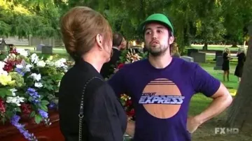 Camiseta detroit Express usada por Mac (Rob McElhenney) en Filadelfia (S05E04)