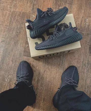 Adidas Yeezy Boost 350 V2 Static Black (Réfléchissant) sur le compte Instagram de @hdg.sales