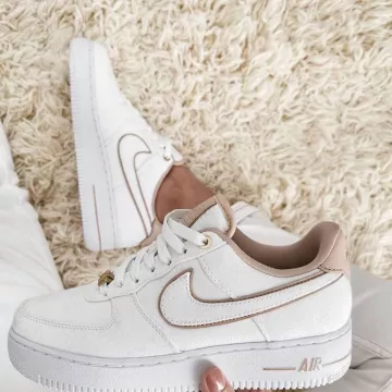 El par de Nike Air Force One usado en la cuenta de Instagram de @sneakseeker 