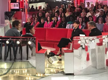 Las bombas de cuero de Sophie Marceau en la cuenta de Instagram de @sophiemarceau en el set de Vivement Dimanche