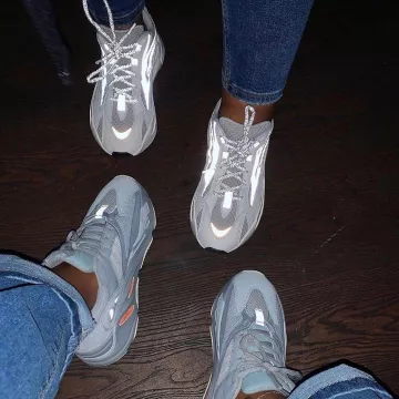 yeezy 700 usado por 700 azul en la cuenta de Instagram de @sneakseeker 