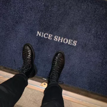 Botte cuir noir porté par tyrone clarke sur le compte Instagram de @asos_ty