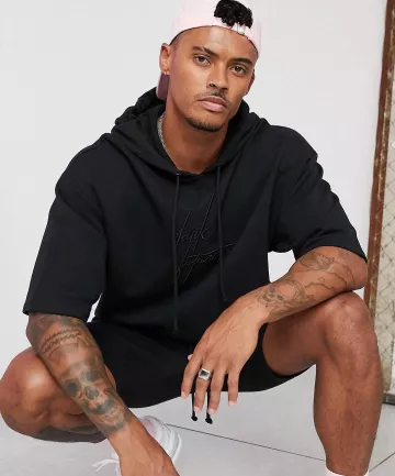 T-shirt a capuche noir oversize asos porté par tyrone clarke sur le compte Instagram de @asos_ty