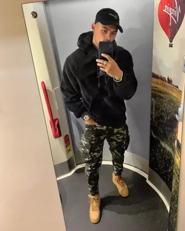 Cargo pant camo porté par tyrone clarke sur le compte Instagram de @asos_ty