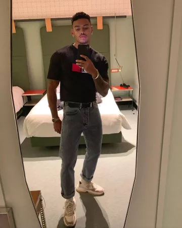 Pentalon jean slim fit tommy usado por tyrone clarke en la cuenta de Instagram de @asos_ty