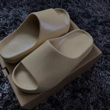 La paire de Yeezy Slide Bone sur le compte Instagram de @calabasasbyadidas