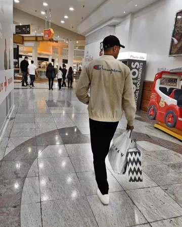 Jacjet beige Champion usado por tyrone clarke en la cuenta de Instagram de @asos_ty