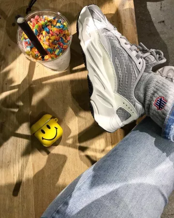 Adidas Yeezy 700 V2 Estática en la cuenta de Instagram de @praduuhh