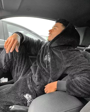 Jogger black velour nike jordan worn by tyrone clarke on the account Instagram of @asos_ty