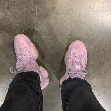 Adidas Yeezy 500 Soft Vision en la cuenta de Instagram de @calabasasbyadidas