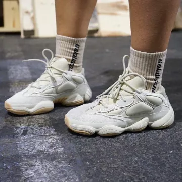 Adidas Yeezy 500 Stone en la cuenta de Instagram de @calabasasbyadidas