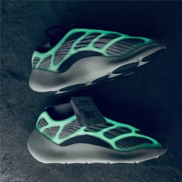 Adidas Yeezy Boost 700 V3 Azael en la cuenta de Instagram de @calabasasbyadidas