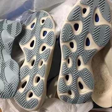 Adidas Yeezy Boost 700 V3 Azael en la cuenta de Instagram de @calabasasbyadidas