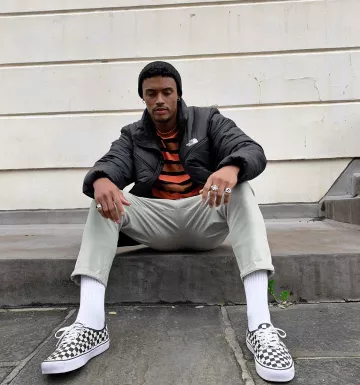 Pentalon chinos light beige asos worn by tyrone clarke on the account Instagram of @asos_ty