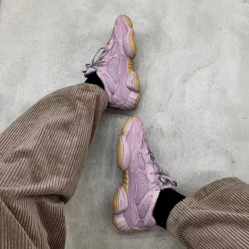 Adidas Yeezy 500 Soft Vision en la cuenta de Instagram de @calabasasbyadidas