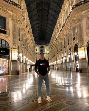 Camiseta negra tommy hilfiger lewis hamilton usada por tyrone clarke en la cuenta de Instagram de @asos_ty