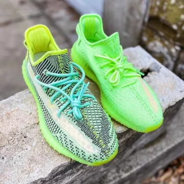 Adidas Yeezy Boost 350 V2 Glow en la cuenta de Instagram de @hype_nj