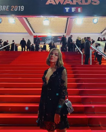 Vestido de encaje y lentejuelas negras de Clémence Bertrand en la cuenta de Instagram de @hellooobeauty