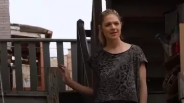 Gris foncé Patte Pina Boxy Leopard Print Top porté par Tami (Kate Mineur) dans Shameless Saison 10 Épisode 6