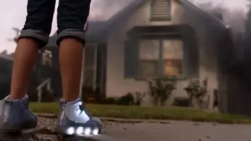 Gris Éclat Ailes de Lumière-Up Sneaker porté par Stella (Maya Bednarek) dans Shameless Saison 10 Épisode 6