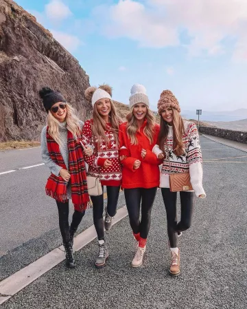 Maille Fantaisie-Pull à col roulé de Caitlin Covington sur l'Instagram account @cmcoving