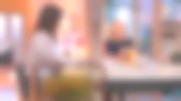 Le pull noir à bandes rouges de Agathe Lecaron dans La maison des maternelles